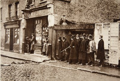 Sbirciando dietro gli angoli, si esponeva con le Guardie Scozzesi al fuoco casuale dei ladri assediati: Mr. Winston Churchill con il cilindro nell